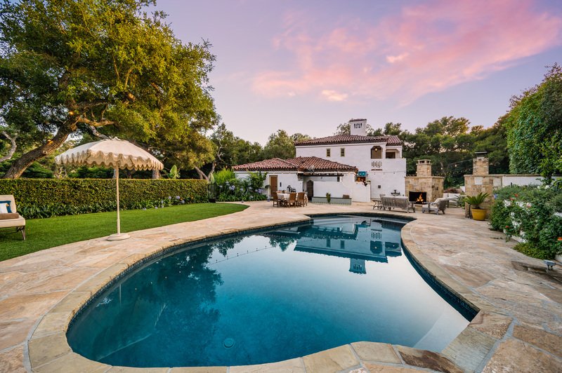 Casa espaciosa con una gran piscina en primer plano