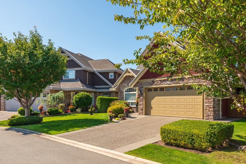 Casa con cochera y área verde