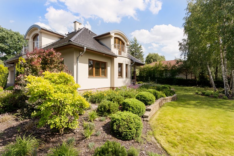 Casa moderna con grande jardín