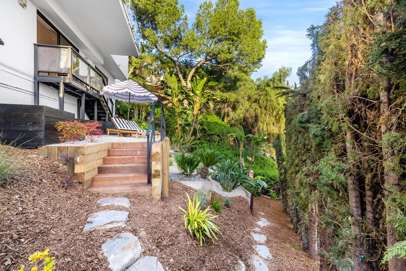 Jardín moderno con una remodelación de una casa antigua