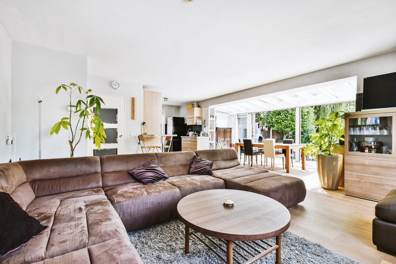 Sala de estar luminosa en una casa de lujo moderna